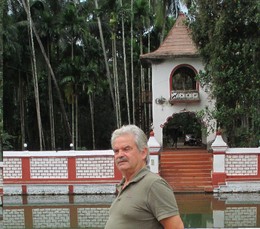 Henrique num templo indú em Goa.jpg Henrique num templo indú em Goa.jpg